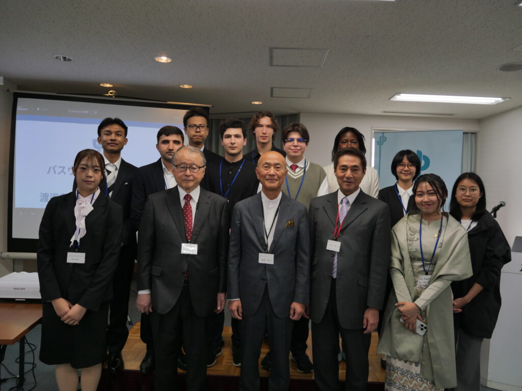「渡邉利三国際奨学金」授与式　集合写真