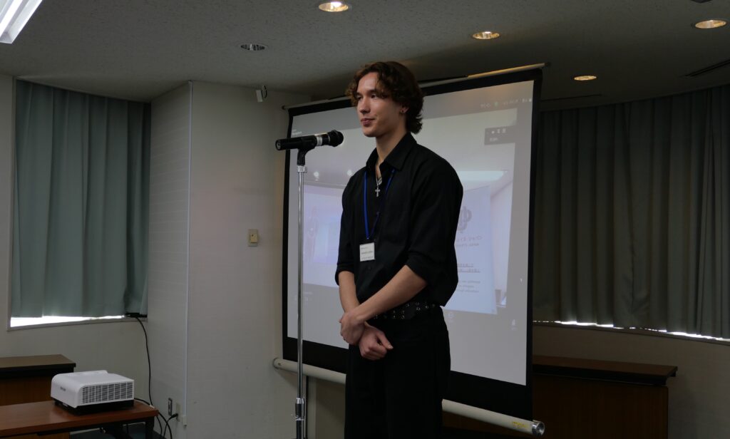 「渡邉利三国際奨学金」授与式　ウクライナ学生のスピーチ
