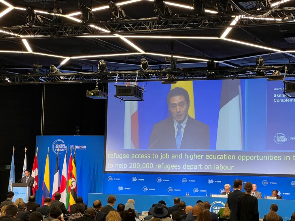 2023年に開催された「グローバル難民フォーラム」で発表する代表理事・折居